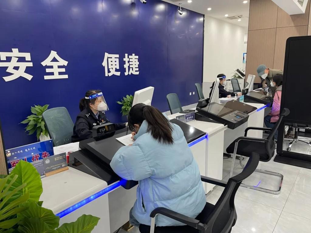 滿足群眾需要！蘭州公安出入境全力優(yōu)化服務(wù)舉措 安全服務(wù)雙提升